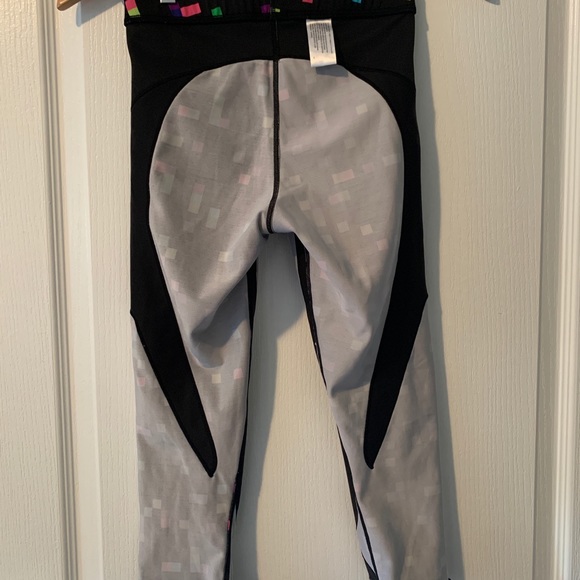 CW-X Compression Capris - Picture 7 of 10